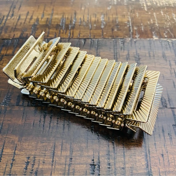 Bebe unique gold layered stretch bracelet - Picture 3 of 9